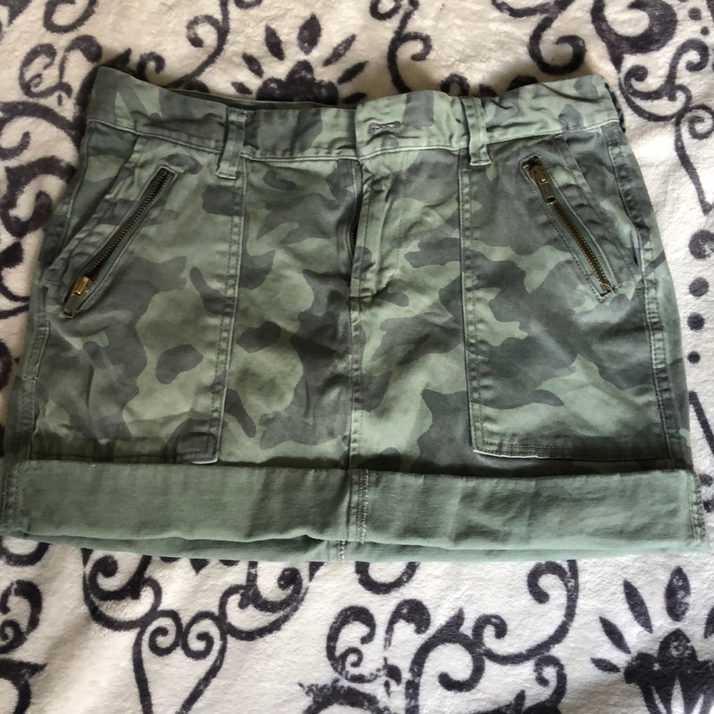 Old Navy camouflage print zip up skirt